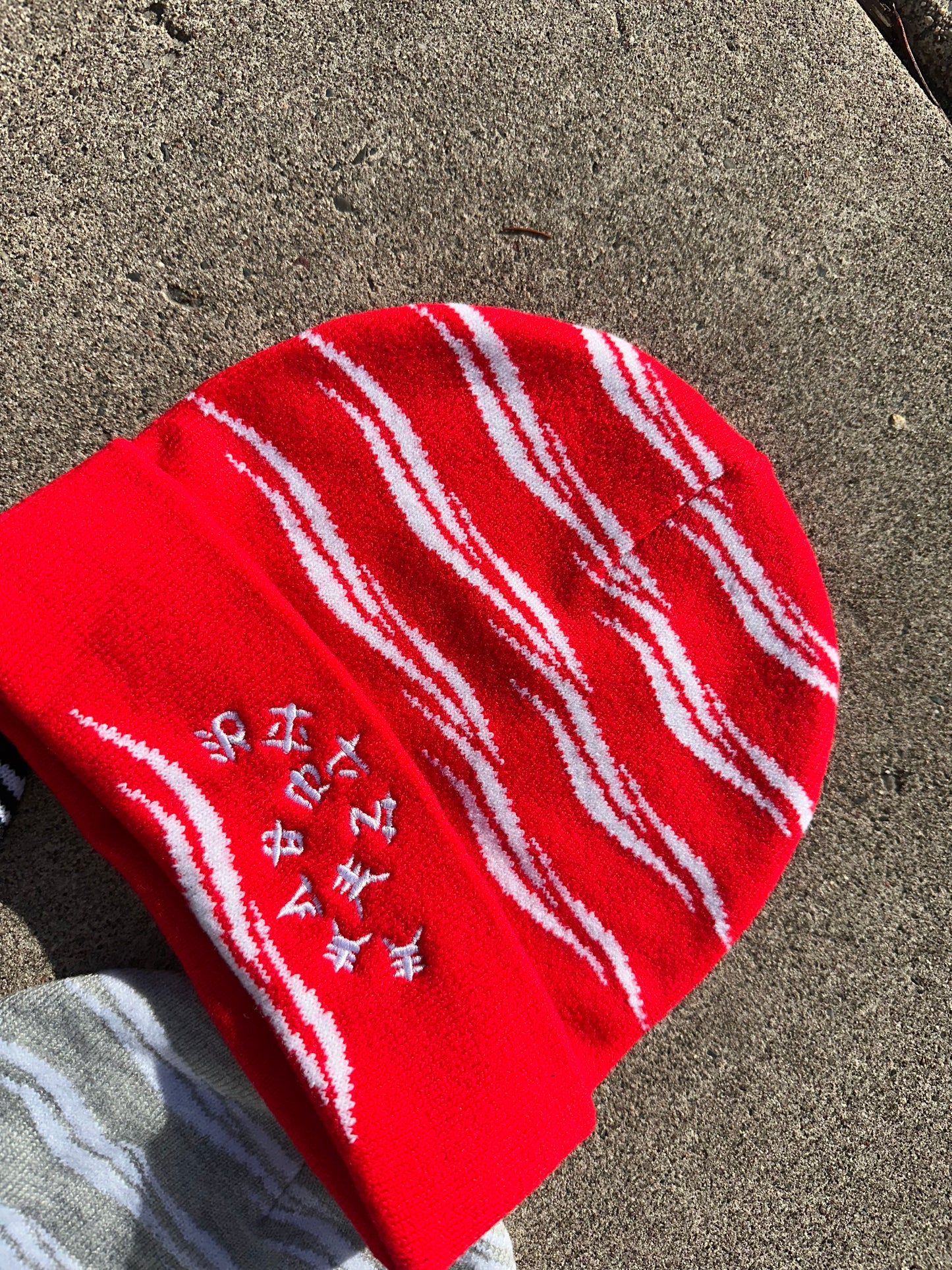 “TSUNAMI” BEANIE-RED