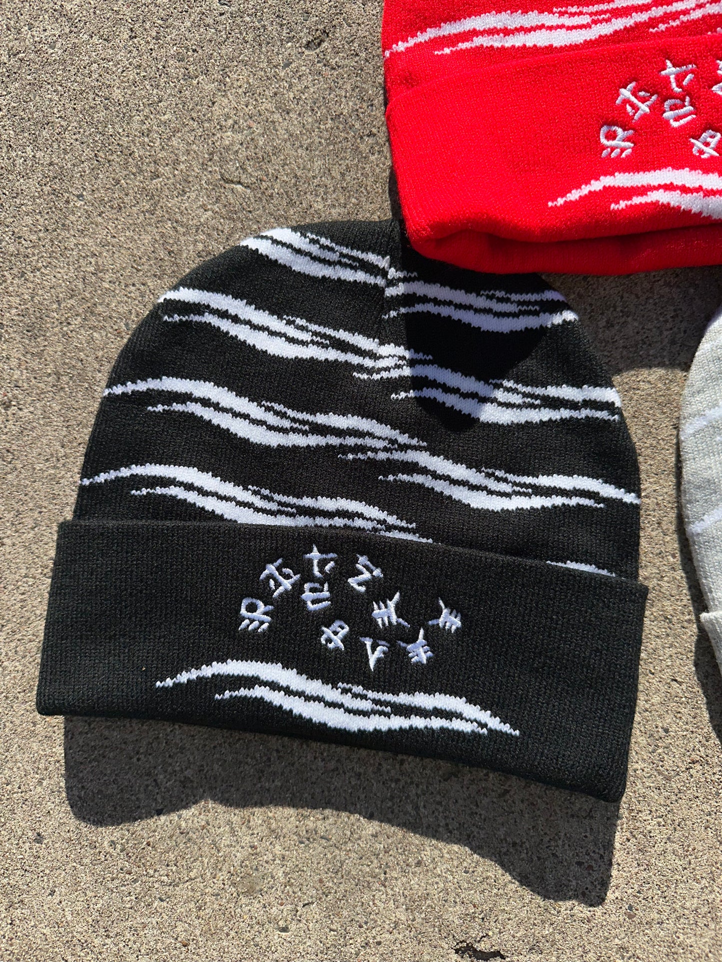 “TSUNAMI” BEANIE-BLACK
